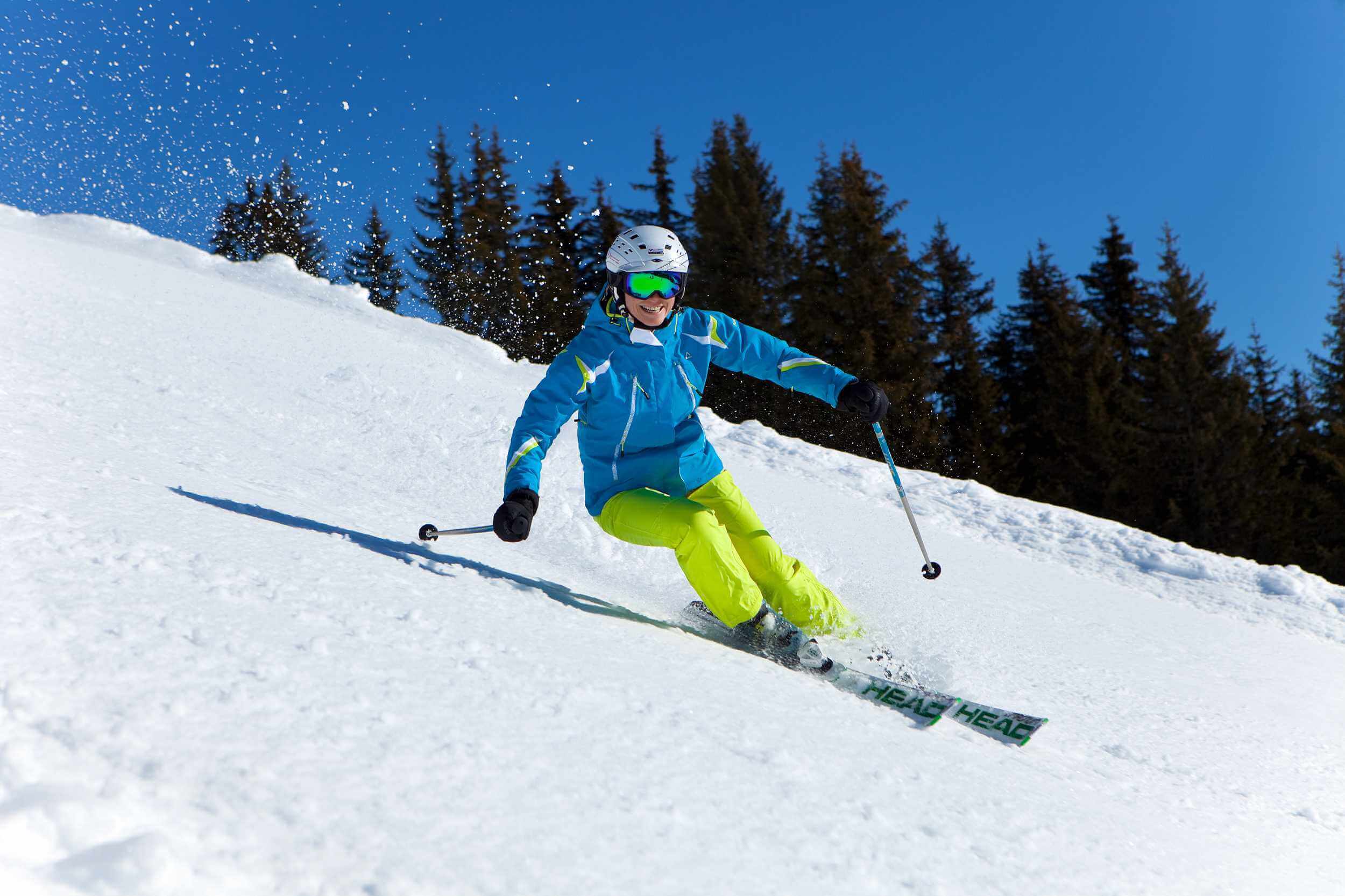 Лыжник скатывается. Катание на горных лыжах. Покататься на лыжах. Хобби лыжи. Skiing – кататься на лыжах.